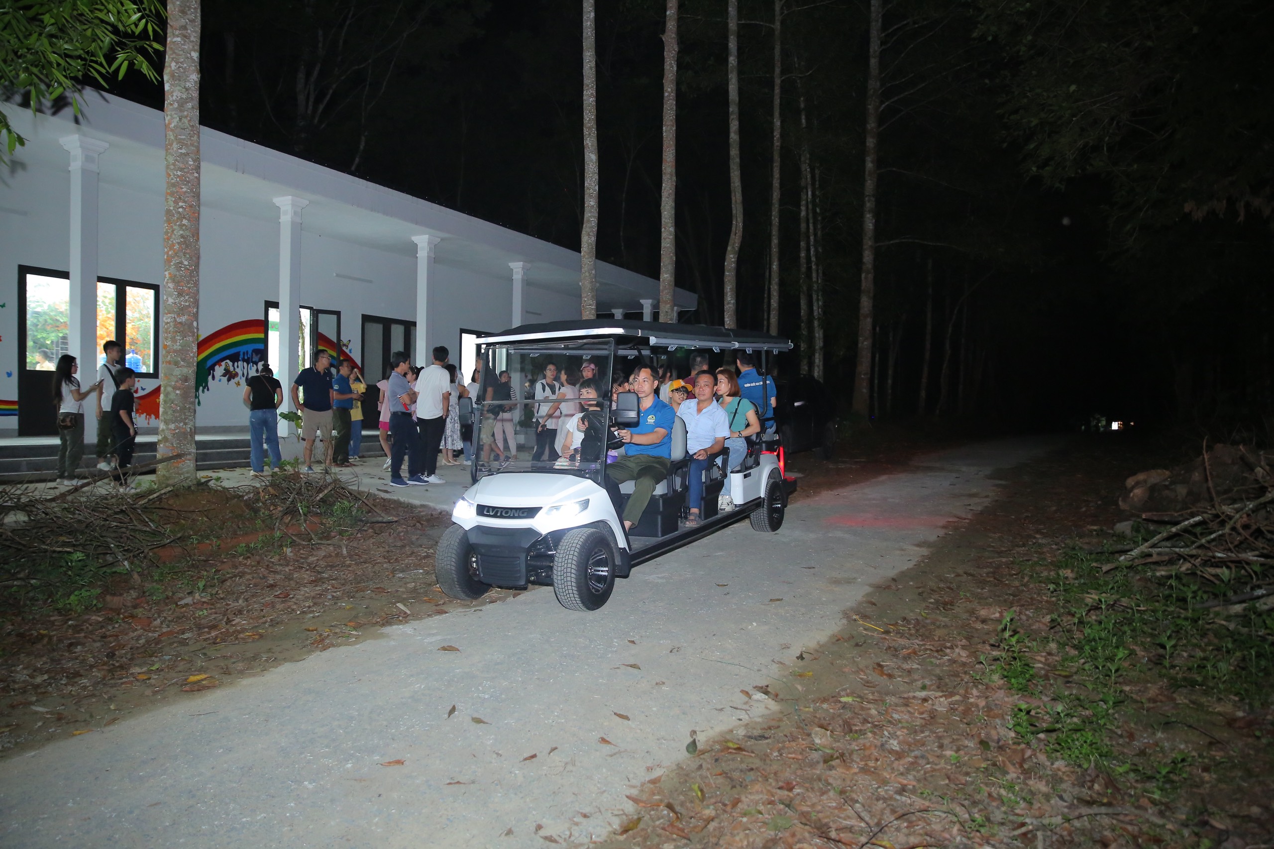 Tour tham quan bằng xe điện xem đom đóm và động vật hoang dã ban đêm tại Vườn quốc gia Cúc Phương. Ảnh: VQG Cúc Phương
